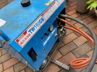 屋根洗浄で使用したエンジン式の高圧洗浄機