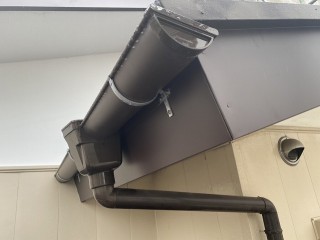 施工が完了したガルバリウム鋼板破風板とPanasonic雨樋