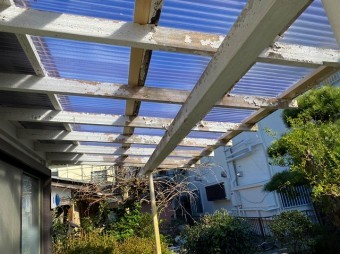 クリヤー色を使用したテラス屋根
