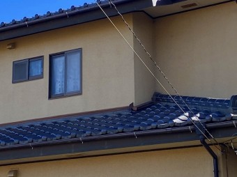 無数のラバーロック工法された下屋