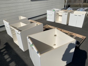 解体したアイランドキッチンをパーツごとに並べる