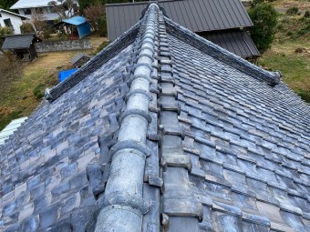 棟から見た入母屋造りの住宅