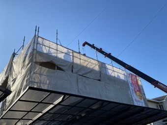 ユニックを使用し解体した瓦を降ろします