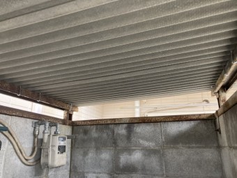 交換が完了した波板スレート屋根の裏地