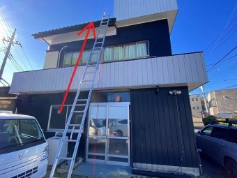 2連梯子を使用し屋根の上に登ります