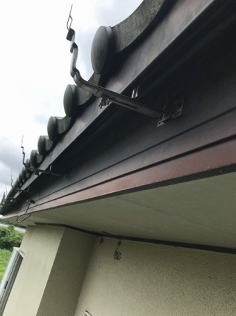 新しく取り付けた雨樋の受け金具