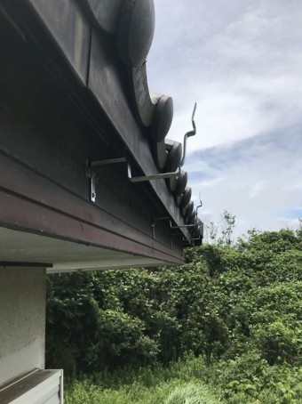 新しく取り付けた角型雨樋用の受け金具