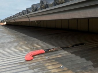 破損した軒樋の撤去行います
