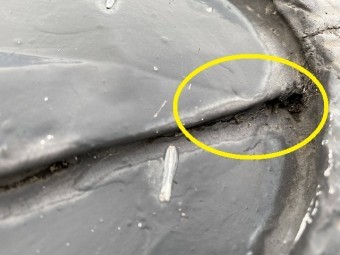 谷板の継ぎ目に穴と亀裂が確認できる