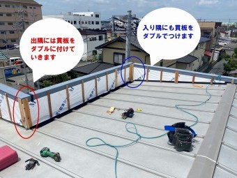 水戸市の雨漏り対策は雨樋どぶ溝カバー工事と外壁の通気工法工事で胴縁を出隅入り隅とも貫板をダブルで付けます