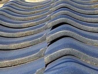 瓦浮きが見られる屋根