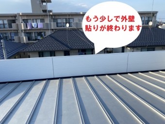 水戸市のパラペット屋根雨漏り修理はどぶ溝カバーと外壁通気工法でコーナーから基準となる部分を貼って釘打ち施工が行なわれてもう少しで終わります
