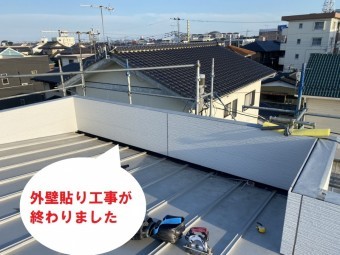 水戸市のパラペット屋根雨漏り修理はどぶ溝カバーと外壁通気工法でコーナーから基準となる部分を貼って釘打ち施工が行なわれ、終わりました