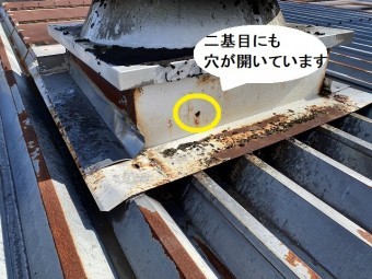 二基目のルーフファンにも小さな穴が開いている