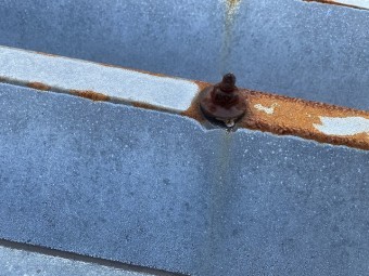 折板屋根の留め具であるボルトが錆び、周りに錆が広がっている