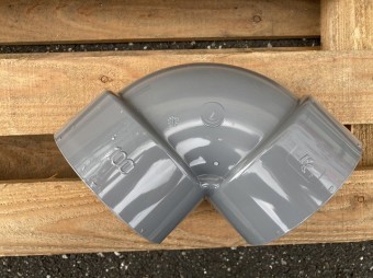 100と印字された雨樋パーツである45エルボ