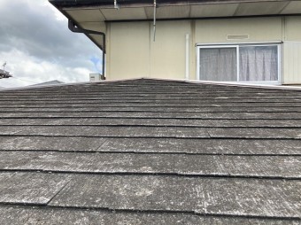 経年により塗膜が完全に剥がれて状態のスレート屋根材