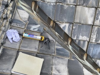 破損のある銅板谷樋を補修する準備
