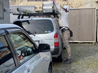 脚立を作業車から降ろすスタッフ