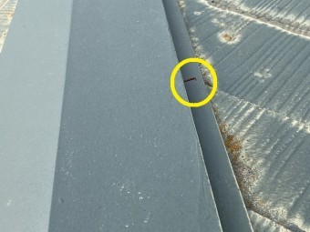 棟板金の留め釘が錆びてボロボロになっている