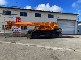 桜川市の屋根カバー工法で使用する大型25tラフタークレーン