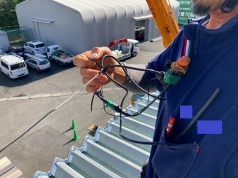 桜川市で大型クレーンで折板屋根を無線を使用しガイドする