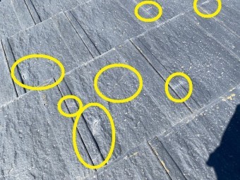 無数のひび割れが発生している、水戸市内のFUJIX瓦