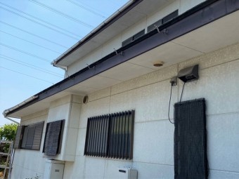 破損した雨樋と金具を撤去中