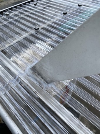 通し支柱を通した波板部に変成シリコーンでコーキング