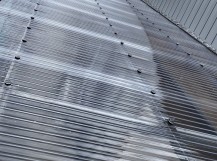クリア色の新しいポリカ波板が施工された結城市の庇