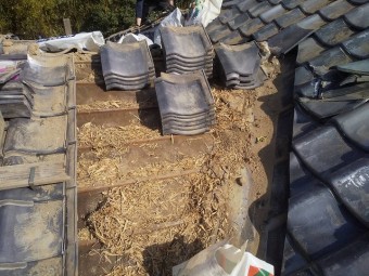 谷瓦周辺の瓦を解体した常陸太田市の瓦屋根