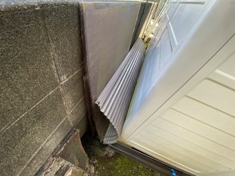 一時的に撤去したテラス屋根板を、一か所に集める