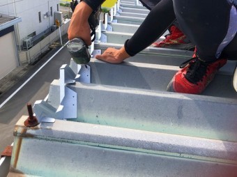 桜川市の屋根カバー工法で使用する軒先W面戸を設置しています