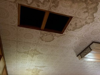 水戸市のセメント瓦屋根から雨漏りしている天井部の染み