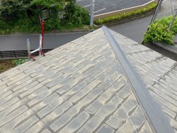 水戸市のスレート屋根は先端に雨染み