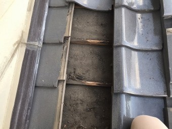 既存の釉薬瓦を剥がす