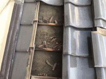 瓦を縦に3枚めくった