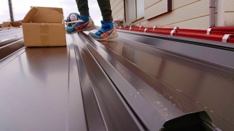 嵌合式屋根の結合部を踏んで結合させます