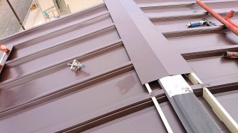 屋根カバー個法の棟板金施工