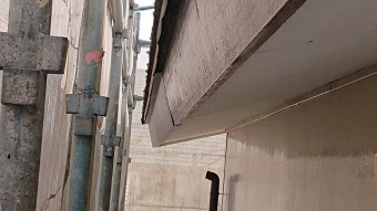 木製鼻隠しの途中までガルバリウム鋼板を重ね張り