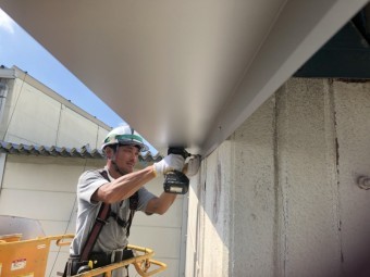 桜川市の倉庫でケラバ包みを壁で固定する