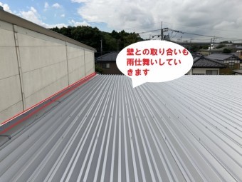 桜川市の倉庫で壁の雨押え板金工事が完了しました