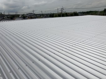 桜川市の倉庫で折板屋根カバー工事が完了いたしました