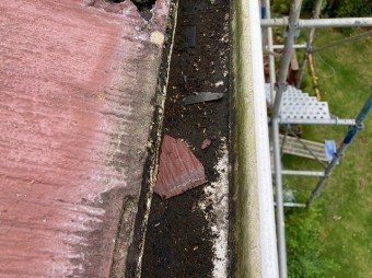 常陸太田市でスレート屋根パミールが剥がれ落ちて雨樋に落ちる