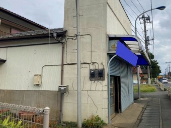 左から見た小美玉市のパラペット屋根