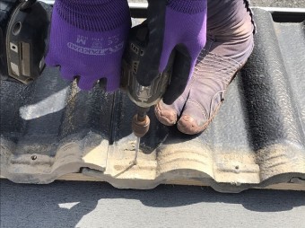 モニエル瓦穴開けアップ画像