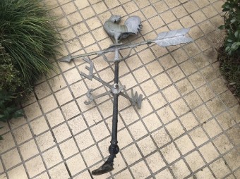 台風時に落下した風見鶏