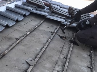瓦桟を解体にかかる職人