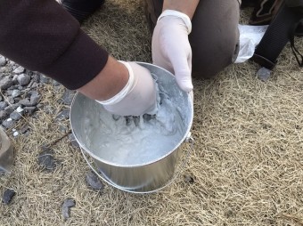 漆喰を手で混ぜる職人