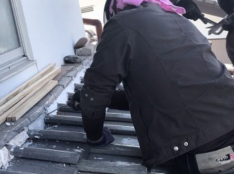 腰をおろし漆喰を塗布する職人